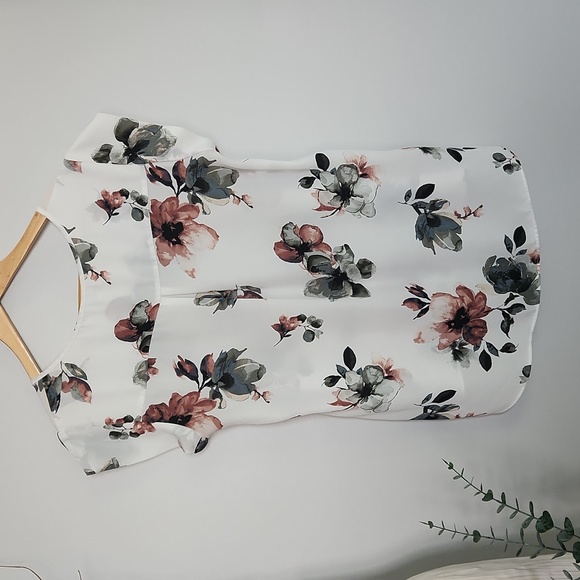 Floral flowy Short-sleeve blouse - Picture 6 of 6